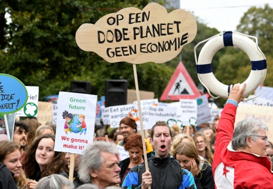 9월 27일(현지시간) 네덜란드 헤이그에서 열린 기후변화 대응 촉구 집회에서 한 참가자가 "죽은 행성에는 경제도 없다"고 적힌 팻말을 들고 있다/사진=로이터