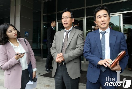 가수 유승준 측 법률대리인인 임상혁(왼쪽), 윤종수 변호사가 20일 서초구 서울고등법원 별관에서 열린 '입국금지' 유승준 주로스엔젤레스총영사관 총영사 상대 사증발급거부취소 청구 소송 파기환소심 1회 변론기일 공판을 마치고 나서며 취재진 질문에 답하고 있다. 대법원은 지난 7월 유승준의 사증(비자)발급 거부는 위법하다고 판결했다. 2019.9.20/뉴스1