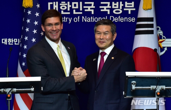 【서울=뉴시스】사진공동취재단 = 정경두 국방장관(오른쪽)과 마크 에스퍼 미 국방장관이 15일 서울 용산구 국방부에서 열린 제51차 한·미 안보협의회(SCM) 고위회담에서 공동 기자회견을 마친 뒤 손을 맞잡고 있다. 2019.11.15. photo@newsis.com