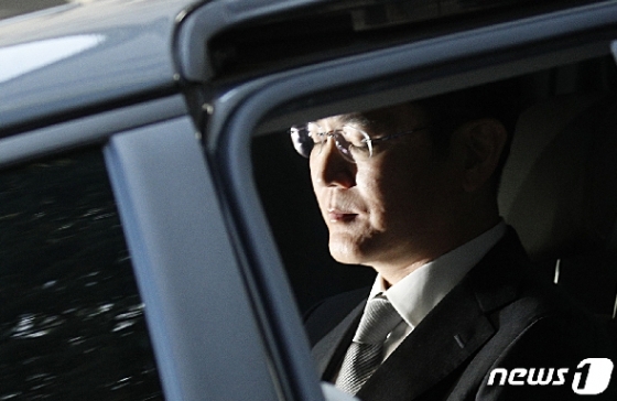 '국정농단' 사태에 연루돼 기소된 이재용 삼성전자 부회장이 지난 10월25일 오전 서울 서초동 고등법원에서 뇌물공여 등 파기환송심 첫 공판을 마친 후 차에 타고 있다. 2019.10.25/뉴스1 © News1 안은나 기자