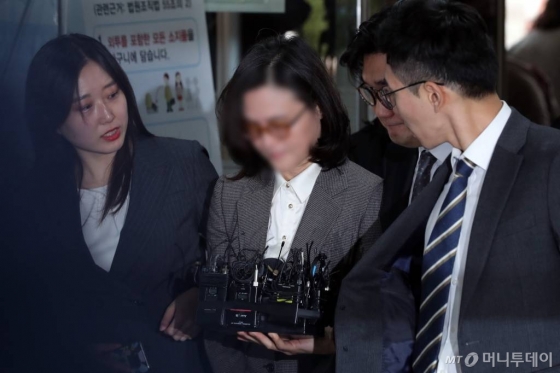 조국 전 법무부 장관의 배우자 정경심 동양대 교수가 23일 오전 서초구 서울중앙지방법원에서 열리는 영장실질심사에 출석하고 있다. / 사진=이기범 기자 leekb@