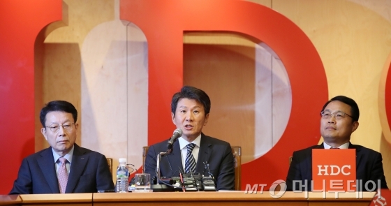 정몽규 HDC현대산업개발 회장(가운데)이 지난 12일 오후 서울 용산구에 위치한 본사 대회의실에서 아시아나항공 인수 우선협상대상자 선정 관련 기자회견을 하고 있다. / 사진=김휘선 기자 hwijpg@