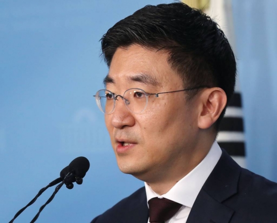 김세연 자유한국당의원이 17일 오전 서울 여의도 국회 정론관에서 열린 기자회견에서 제21대 총선 불출마를 선언하고 있다./사진=홍봉진 기자