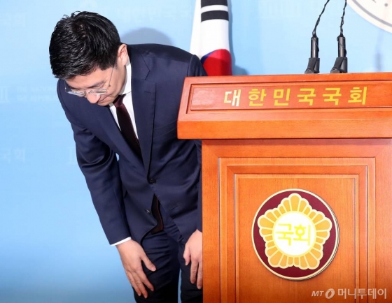 자유한국당 김세연 의원이 17일 오전 서울 여의도 국회 정론관에서 열린 기자회견에서 제21대 총선 불출마를 선언한 뒤 인사하고 있다. / 사진=홍봉진 기자 honggga@