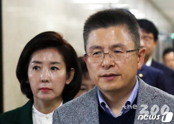 (서울=뉴스1) 김명섭 기자 = 황교안 자유한국당 대표와 나경원 원내대표가 18일 서울 여의도 국회에서 열린 최고위원회의에 참석하고 있다. 2019.11.18/뉴스1
