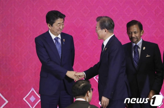 문재인 대통령과 아베 일본 총리가 지난 4일 방콕 임팩트 포럼에서 열린 역내포괄적경제동반자협정(RCEP)에서 기념촬영 전 악수하고 있다. (청와대 제공) 2019.11.5/뉴스1 <저작권자 © 뉴스1코리아, 무단전재 및 재배포 금지>