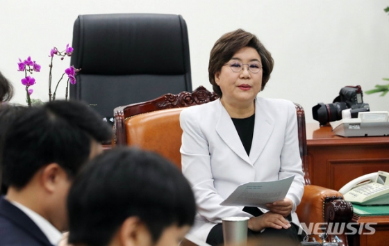 【서울=뉴시스】 장세영 기자 = 이혜훈 국회 정보위원회 위원장이 7일 오후 서울 여의도 국회 정보위원장실에서 삼척으로 내려왔던 북한 주민 송환 관련 브리핑을 하고 있다. 2019.11.07. photothink@newsis.com