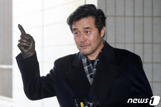 보복운전 등 혐의로 재판에 넘겨져 1심에서 유죄가 인정된 배우 최민수가 19일 오후 서울 양천구 서울남부지방법원에서 열린 항소심 공판에 출석하며 취재진의 질문에 답하고 있다./사진=뉴스1