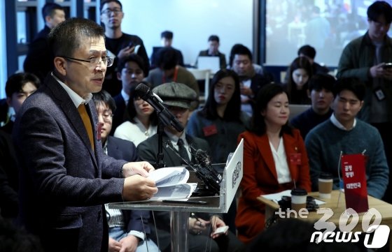 황교안 자유한국당 대표(왼쪽)가 19일 오후 서울 홍대 한 카페에서 '청년×(곱하기) 비전+(더하기)' 자유한국당 청년정책비전을 발표하고 있다. /사진=뉴스1