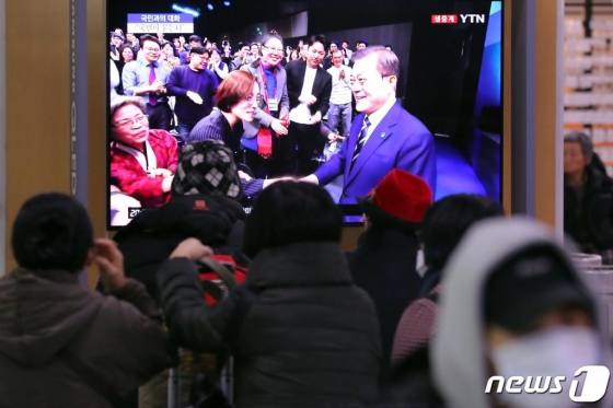19일 오후 서울역 대합실에서 시민들이 문재인 대통령의 국민과의 대화를 시청하고 있다. /사진=뉴스1
