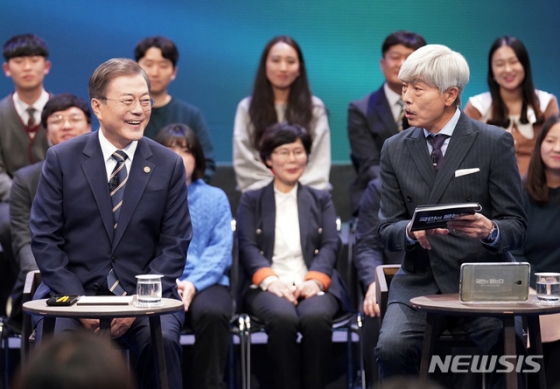 [서울=뉴시스]배훈식 기자 = 문재인 대통령이 19일 오후 서울 MBC 미디어센터에서 열린 '국민이 묻는다, 2019 국민과의 대화'에 참석해 사회자 배철수와 대화하고 있다. 2019.11.19.   dahora83@newsis.com