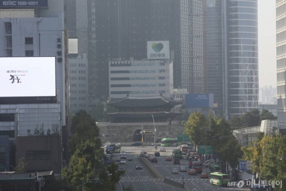 중국 배출원이 우리나라 3개 도시 초미세먼지에 미치는 영향이 평균 32%로 집계됐다. 지난 1일 서울 숭례문이 미세먼지 영향으로 뿌옇게 보이고 있다./사진=강민석 기자 msphoto94@