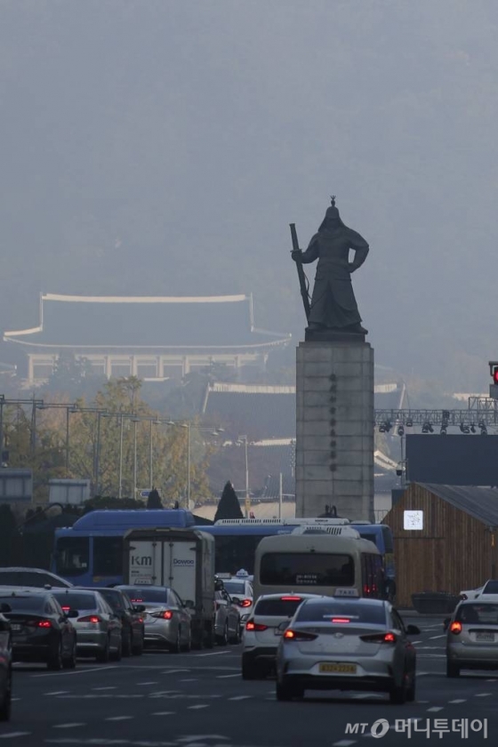 지난 1일 미세먼지 영향으로 서울 종로구 광화문 일대 이순신 장군 동상이 뿌옇게 보이고 있다. / 사진=강민석 기자 msphoto94@