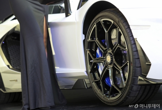 [사진]람보르기니 아벤타도르 SVJ 로드스터 공개 '웅장한 타이어휠'