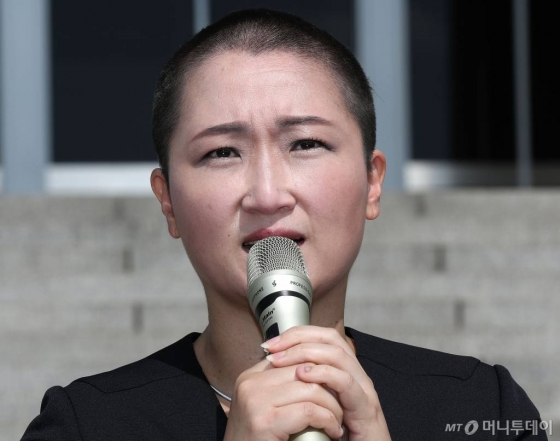 이언주 무소속 의원이 조국 법무부 장관 임명에 항의하며 10일 오전 서울 여의도 국회 본관 앞 계단에서 삭발식을 마친 뒤 발언하고 있다. /사진=홍봉진 기자