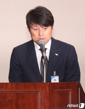 유재수 전 부산시 경제부시장이 지난달 11일 오전 부산 연제구 부산시청 1층에서 열린 '국회 행정안전위원회의 국정감사'에 참석해 질의에 답하고 있다. /사진=뉴스1