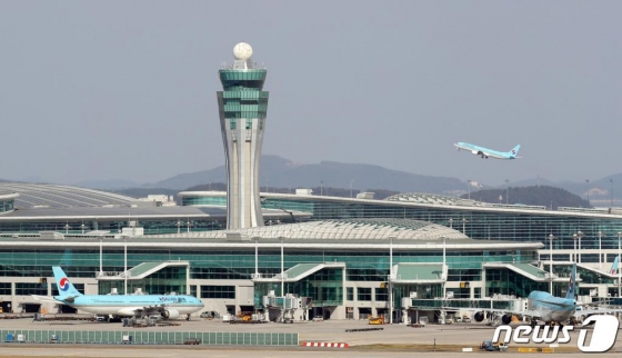 지난달 27일 오후 인천국제공항 활주로에서 항공기가 이착륙하고 있다. /사진=뉴스1