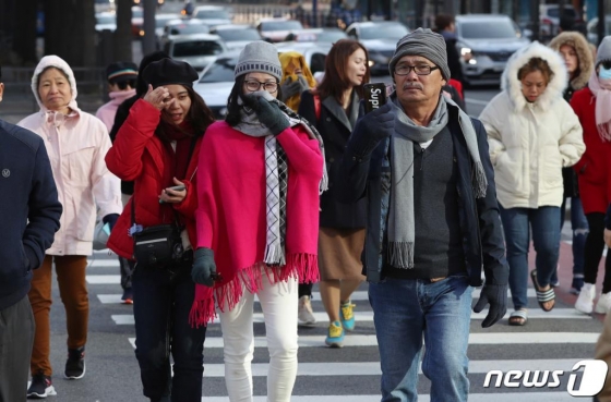 지난 7일 오전 서울 종로구 세종대로사거리 횡단보도에서 두터운 옷차림의 외국인관광객이 발걸음을 재촉하고 있다. /사진=뉴스1