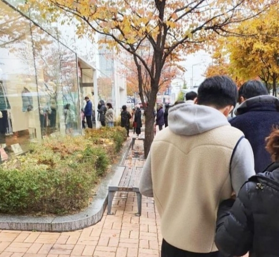 유니클로 매장 앞에, 길게 늘어선 줄. 공짜 내복을 받기 위한 이들이다./사진=서경덕 교수