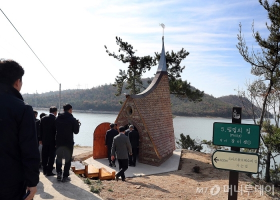 12㎞의 순례길을 따라 섬 곳곳에 조그마한 건축미술 작품으로 만들어진 작은 예배당이 있다/사진=이병석 기자