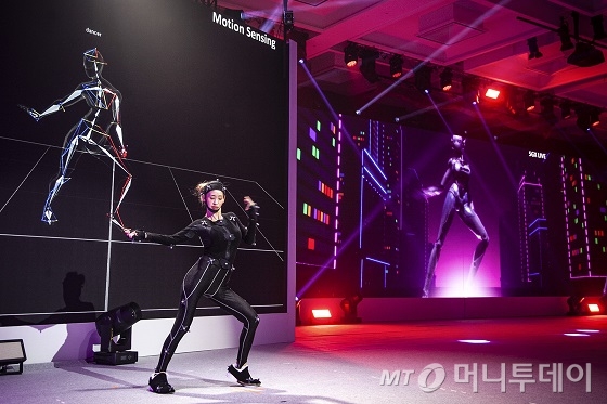 SK텔레콤이 한 · 아세안 환영 만찬 본 행사에서 선보인 '5GX K-POP퍼포먼스'에서 댄서의 춤이 모션 센싱 기술을 통해 실시간으로 복제돼 스크린에 나타나고 있다./사진제공=SKT
