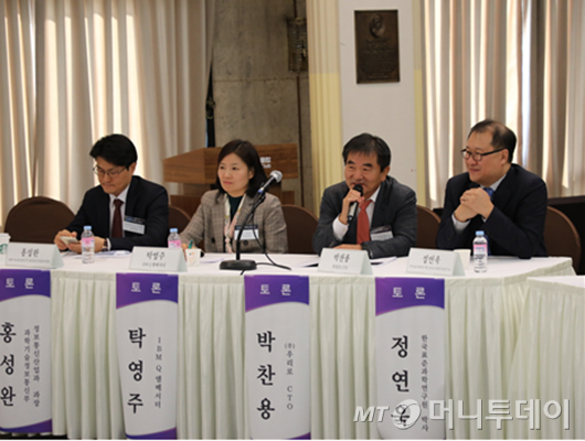 머니투데이 주최 양자산업컨퍼런스에서의 박찬용 우리로 CTO(오른쪽, 두 번째)가 패널로 참여해 발표하고 있다. 사진=나요안 기자