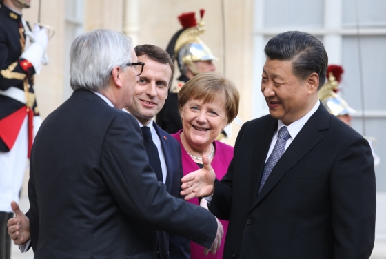 3월 26일(현지시간) 프랑스 파리에서 프랑스를 국빈방문한 시진핑 중국 국가주석이 장클로드 융커 유럽연합(EU)위원장과 에마뉘엘 마크롱 프랑스 대통령, 앙겔라 메르켈 독일 총리와 인사하고 있다/사진=AFP
