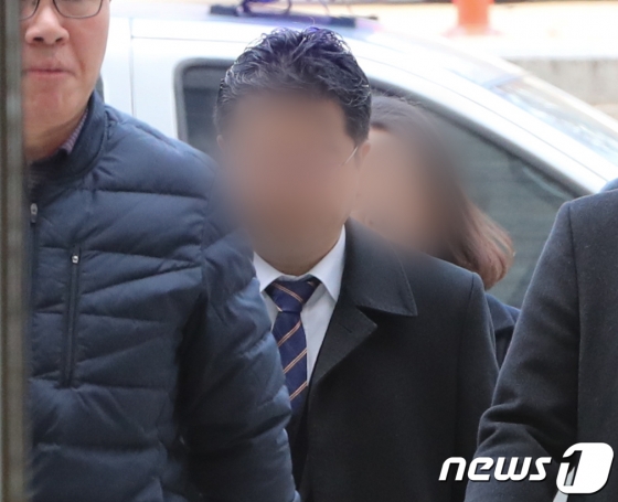 허위자료를 제출해 골관절염 유전자 치료제 '인보사케이주'(인보사) 허가를 받았다는 의혹을 받는 코오롱생명과학 임원 조모 상무와 김모 상무(뒤)가 27일 오전 서울 서초동 중앙지방법원에서 열린 구속 전 피의자심문(영장실질심사)에 출석하고 있다. 2019.11.27/사진=뉴스1