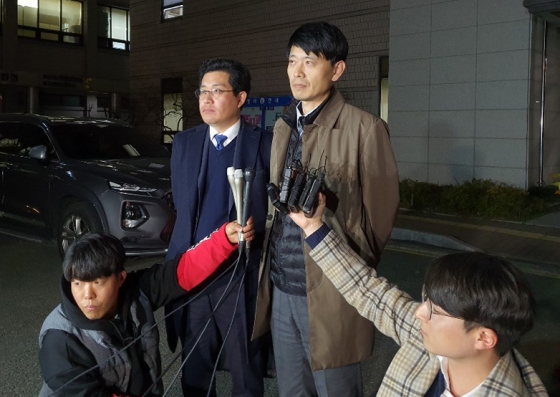 진주 아파트 방화·살인 사건의 피고인 안인득(42)에 대한 국민참여재판에서 사형이 선고된 가운데 문일환 변호사 등 안인득의 변호인들이 법정 앞에서 기자들의 질문에 답을 하고 있다. 2019.11.27.   사진=뉴시스