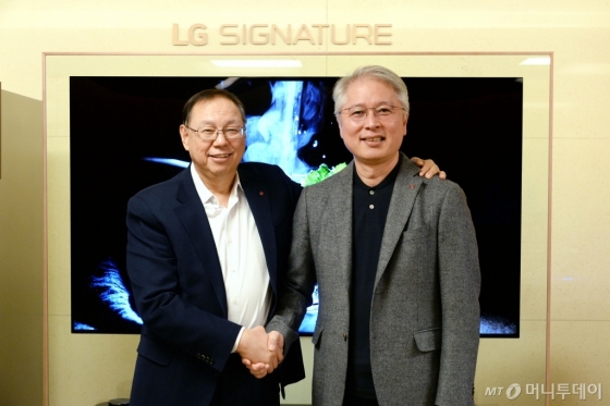 28일 단행된 LG전자 임원인사에서 물러난 조성진 LG전자 부회장(왼쪽)이 이날 오후 서울 여의도 트윈타워 집무실에서 새 최고경영자(CEO)에 선임된 권봉석 사장을 만나 축하 인사를 건네고 있다. 조 부회장은 이 자리에서 권 사장이 회사를 잘 이끌 수 있도록 기도하고 응원하겠다고 말했다./사진제공=LG전자<br>
<br>