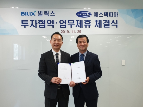 김명립 빌릭스 대표(왼쪽)와 김재철 에스텍파마 사장이 투자협약·업무제휴 체결식 이후 기념 촬영을 하고 있다. /사진제공=에스텍파마