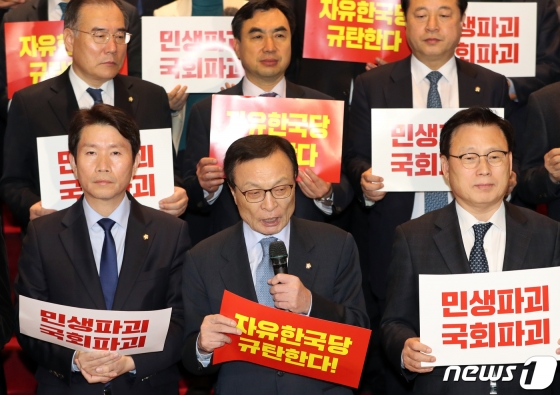 이해찬 더불어민주당 대표가 29일 서울 여의도 국회 로텐더 홀에서 민생파괴! 국회파괴! 자유한국당 규탄대회에서 발언하고 있다/사진=뉴스1