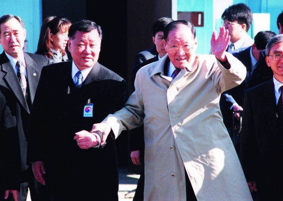 고 정주영 현대그룹 명예회장(오른쪽)과 정몽구 회장(왼쪽). /사진제공=정주영기념관