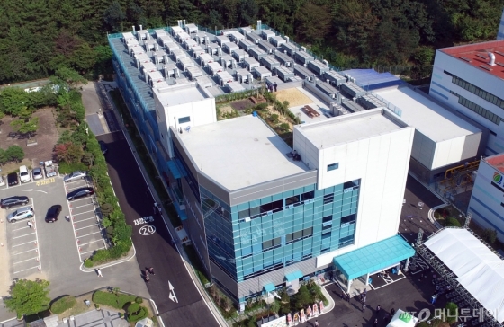 부산 해운대에 위치한 '부산그린에너지' 옥상에 두산 수소연료전지가 설치된 모습/사진=두산퓨얼셀