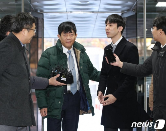 (서울=뉴스1) 신웅수 기자 = 이재웅 쏘카 대표(가운데)와 박재욱 브이씨앤씨 대표(오른쪽)가 2일 오전 서울 서초구 서울중앙지방법원에서 열린 여객자동차운수사업법위반 1회 공판기일에 출석하고 있다. 2019.12.2/뉴스1