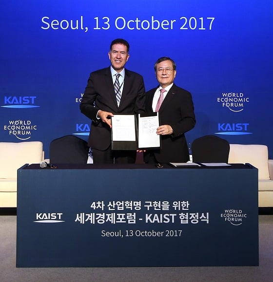2017년 10월 업무협정을 체결한 무라트 손메즈 센터장(좌측)과 신성철 KAIST 총장/사진=KAIST