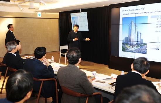 SK건설은 지난 2일 ‘2019년 비즈파트너 대상 기술경진대회’ 최종 수상작을 발표했다고 3일 밝혔다. 지난 11월19일 SK건설 관훈동 본사에서 열린 기술경진대회 PT심사에서 대회에 참가한 비즈파트너 직원이 심사위원들을 대상으로 PT를 진행하는 모습. /사진제공=SK건설