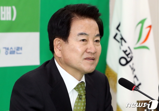정동영 민주평화당 대표가 3일 서울 여의도 국회에서 경제정의실시민연합과 공동으로 ‘대한민국 땅값 추정발표’ 기자회견을 하고 있다./사진=뉴스1
