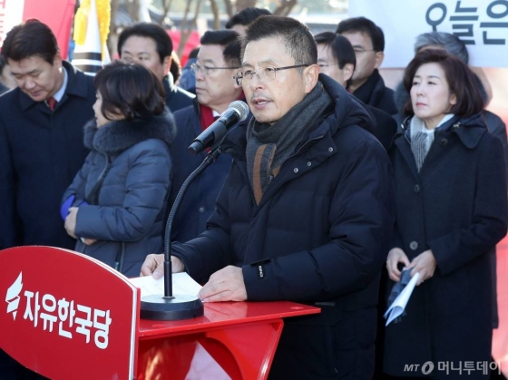 단식을 중단하고 나흘만에 당무 복귀한 자유한국당 황교안 대표가 2일 오전 서울 청와대 사랑채 앞 단식투쟁장에서 열린 최고위원회의에서 모두발언을 하고 있다. / 사진=홍봉진 기자 honggga@