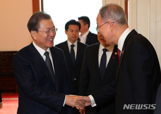 [서울=뉴시스]배훈식 기자 = 문재인 대통령이 3일 청와대에서 열린 국가기후환경회의 격려 오찬에 참석해 반기문 위원장과 악수하고 있다. 2019.12.03.   dahora83@newsis.com