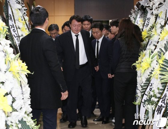 (서울=뉴스1) 신웅수 기자 = 윤석열 검찰총장이 2일 오후서울 서초구 서울성모병원 장례식장에 마련된 A수사관의 조문을 마친후 빈소를 나서고 있다. 백원우 전 민정비서관 휘하의 특별감찰반에서 근무한 A수사관은 지난 1일 서울 서초구 서초동의 한 사무실에서 윤석열 검찰총장에게 자신의 가족을 배려해 줄 것을 호소하는 유서를 남기고 스스로 목숨을 끊었다. 2019.12.2/뉴스1 <저작권자 © 뉴스1코리아, 무단전재 및 재배포 금지>