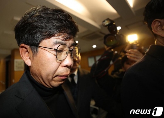 (서울=뉴스1) 이동해 기자 = 백원우 전 청와대 민정비서관(현 민주연구원 부원장)이 3일 오전 서울 서초구 서울성모장례식장에 마련된 '전 청와대 민정비서관실 특별감찰반'에서 활동 한 것으로 알려진 수사관의 빈소에서 조문을 마치고 나오고 있다. 사진=뉴스1