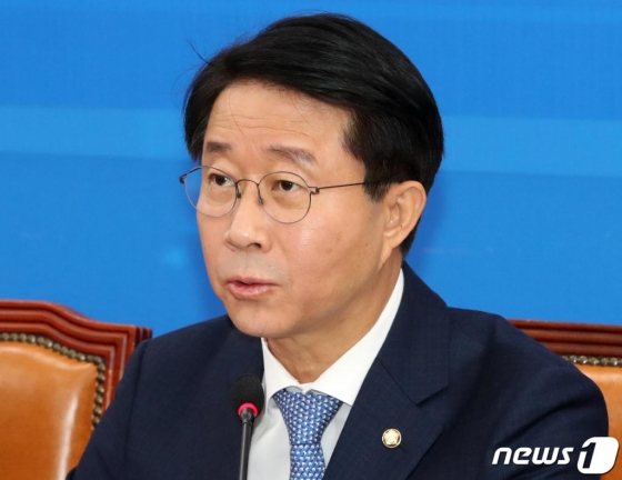 (서울=뉴스1) 이종덕 기자 = 조정식 더불어민주당 정책위의장이 3일 서울 여의도 국회에서 열린 원내대책회의-상임위 간사단 연석회의에서 발언하고 있다. 조정식 정책위의장은 "자유한국당은 박근혜 정권에서 국정을 농단해 '이게 나라냐'는 국민적 분노를 자아내더니, 이제는 그 후예답게 국회를 농단해 '이게 국회냐'는 탄식과 분노를 자아내고 있다"고 목소리를 높였다. 사진=뉴스1