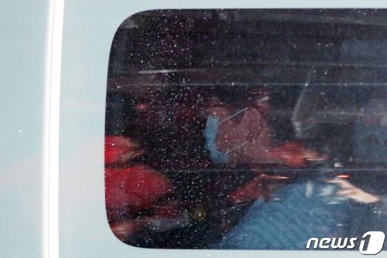 어깨 수술 및 재활 치료 마친 박근혜 전 대통령(67)이 3일 오후 서울 서초구 서울성모병원에서 서울구치소로 이동하고 있다. 2019.12.3/사진=뉴스1