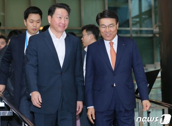 (서울=뉴스1) 구윤성 기자 = 최정우 포스코 회장(오른쪽)과 최태원 SK회장이 3일 오후 서울 강남구 포스코센터에서 열린 ‘기업시민 포스코 성과공유의 장’ 행사에서 만나 행사장 부스를 둘러보고 있다. 2019.12.3/뉴스1 <저작권자 © 뉴스1코리아, 무단전재 및 재배포 금지>