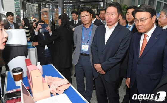 (서울=뉴스1) 구윤성 기자 = 최정우 포스코 회장과 최태원 SK회장이 3일 오후 서울 강남구 포스코센터에서 열린 ‘기업시민 포스코 성과공유의 장’ 행사에서 만나 행사장 부스를 둘러보고 있다. 2019.12.3/뉴스1 <저작권자 © 뉴스1코리아, 무단전재 및 재배포 금지>