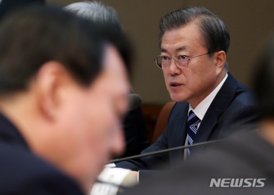 【서울=뉴시스】박영태 기자 = 문재인 대통령이 지난달 8일 청와대 본관 집현실에서 열린 공정사회를 향한 반부패정책협의회에 참석해 윤석열 검찰총장을 바라보며 모두발언을 하고 있다. 2019.11.08. since1999@newsis.com