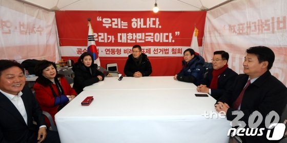 3일 오후 서울 종로구 청와대 사랑채 앞 천막농성장에서 자유한국당 최고위원회의가 열렸다. 왼쪽부터 박완수, 김순례, 나경원 원내대표, 황교안 대표, 조경래, 김광림, 정용기 의원. /사진=뉴스1