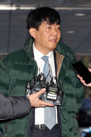 승합차 호출 서비스 타다의 여객자동차운수사업법 위반 혐의로 기소된 이재웅 쏘카 대표가 지난 2일 오전 서초구 서울중앙지법에서 열리는 첫 공판에 출석 전 취재진 질문에 답하고 있다. /사진=이기범 기자.