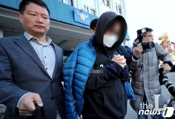 (서울=뉴스1) 박정호 기자 = 엠넷의 오디션 프로그램 '프로듀스 엑스(X) 101'의 득표수를 조작했다는 혐의로 구속된 안모 PD와 김모 CP 등 2명이 14일 오전 서울 종로경찰서에서 나와 검찰로 송치되고 있다. 안모 PD는 종로경찰서를 나서며 "혐의를 인정하느냐"는 취재진의 질문에 "죄송합니다"라는 말만 남긴 채 호송됐다. 2019.11.14/뉴스1 <저작권자 © 뉴스1코리아, 무단전재 및 재배포 금지>